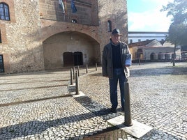 Lorenzo Blanco con su libro junto a uno de los gnomon del reloj.