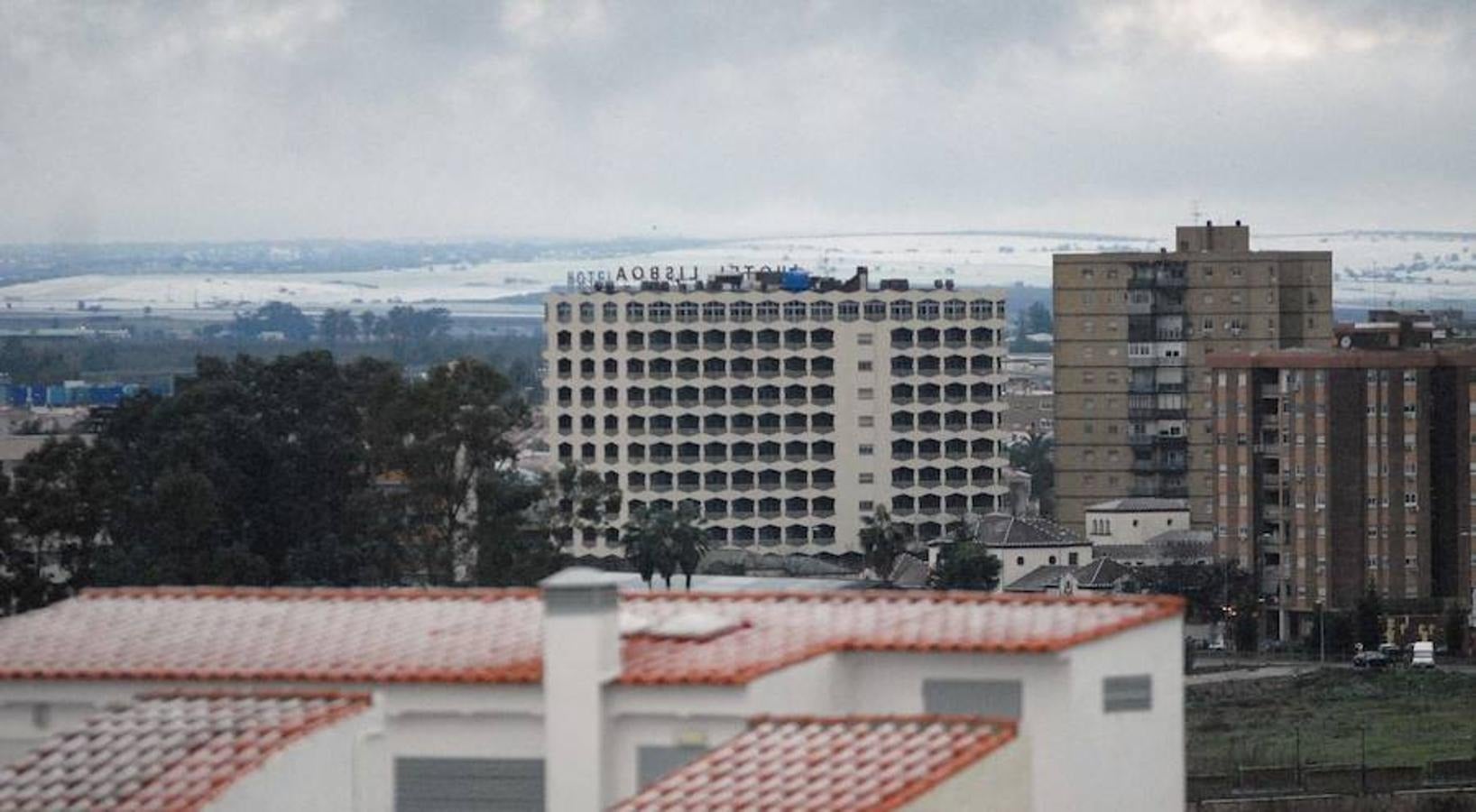 El 10 de enero de 2010 la mayor parte de Extremadura se cubrió de blanco. En la imagen, los tejados de la parte antigua de Badajoz.