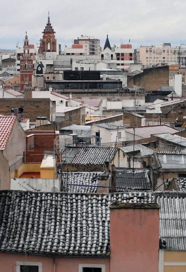 El 10 de enero de 2010 la mayor parte de Extremadura se cubrió de blanco. En la imagen, los tejados de la parte antigua de Badajoz.