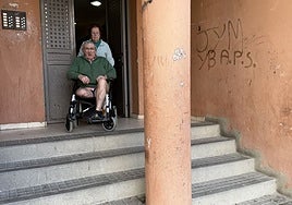 Luis y Faustina en la escalera de acceso al portal y que piden sustituir por una rampa.