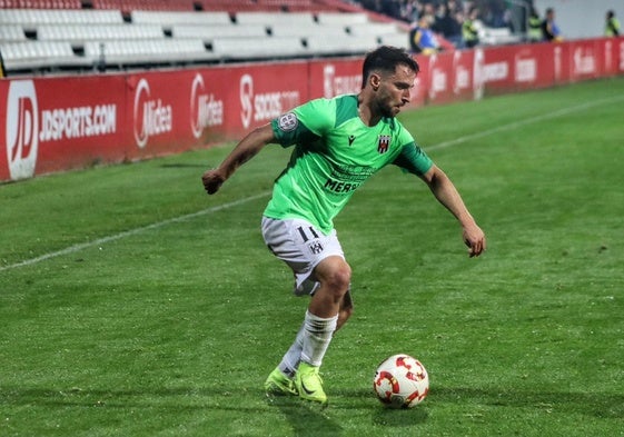 Doncel encara a un rival durante el partido contra el Sevilla Atlético.