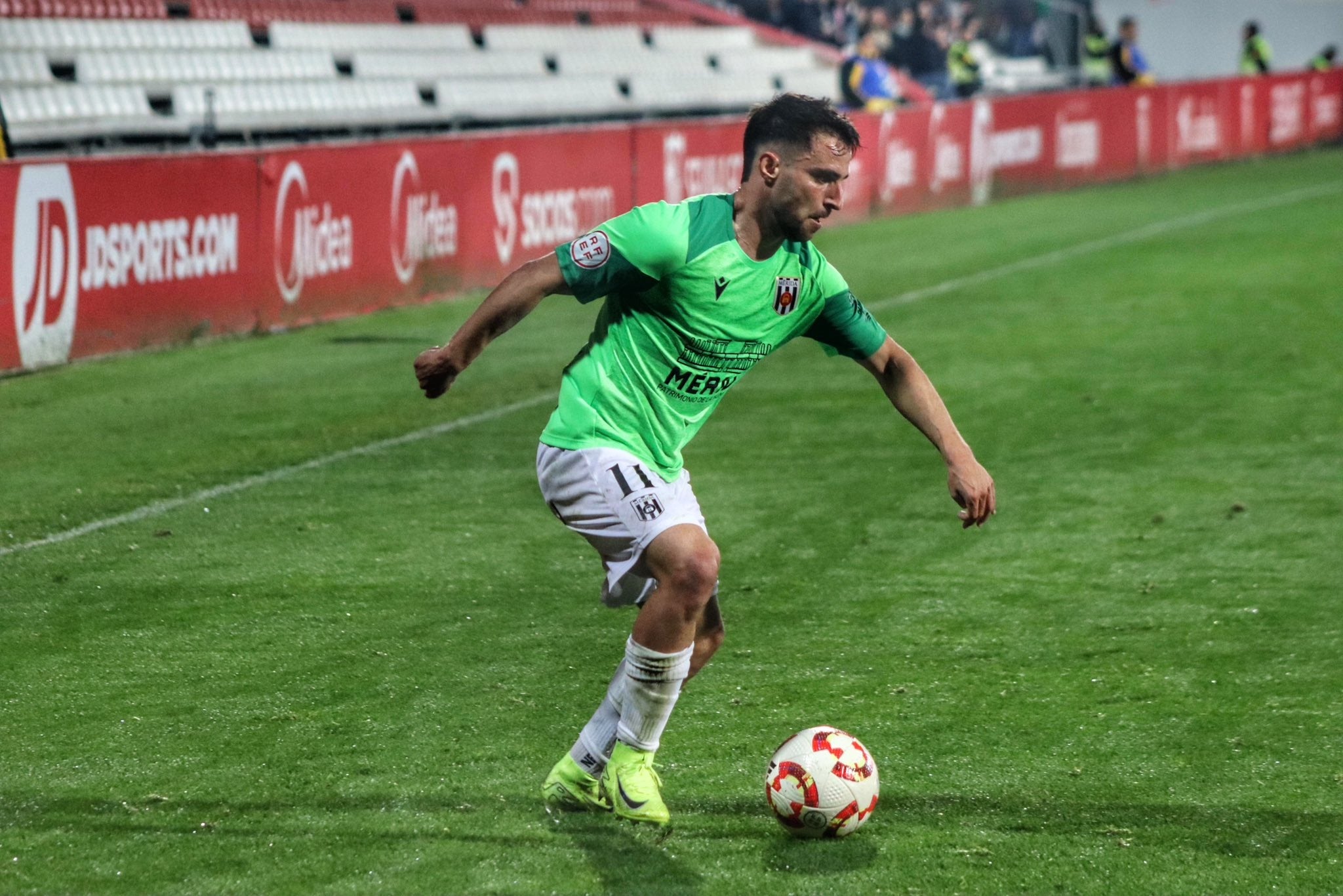 Doncel encara a un rival durante el partido contra el Sevilla Atlético.