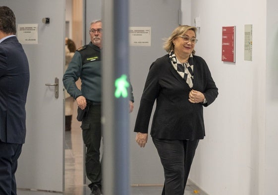 La inspectora regional de la Agencia Tributaria en Badajoz, María Encarnación Cabezas Martín, tras salir de la sala de vistas en la que testificó por el caso Azagra por un informe sin membrete.