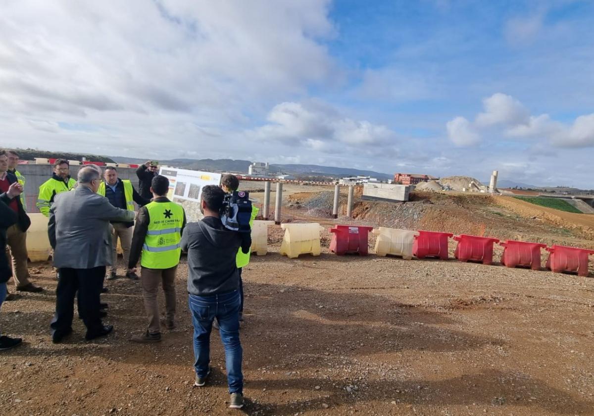 El delegado del Gobierno en Extremadura, José Luis Quintana, durante su visita ayer a las obras de la variante de Zafra de la N-432.