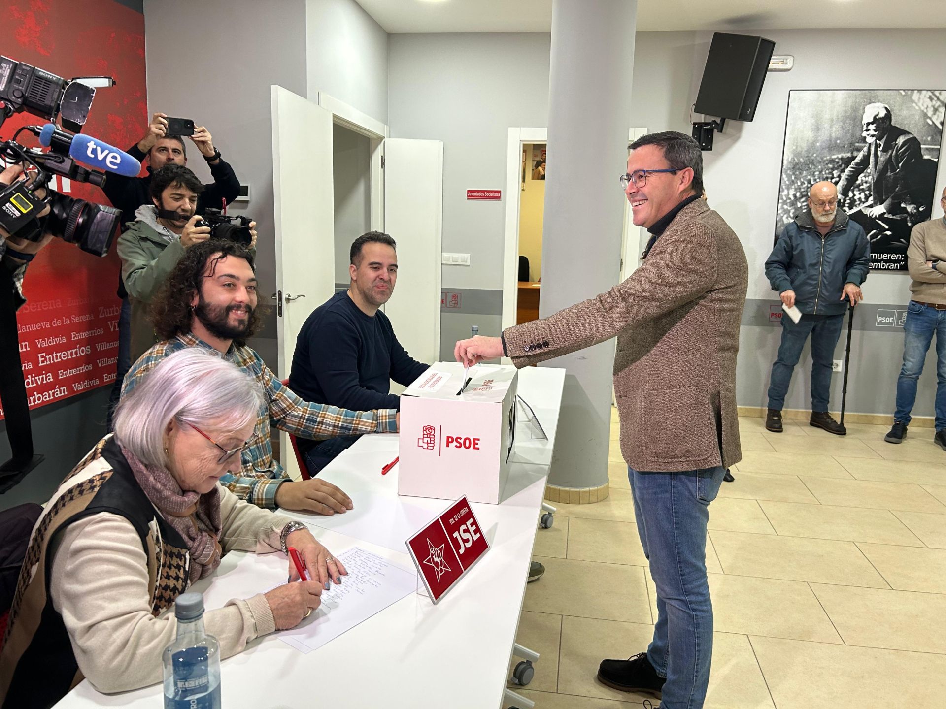 Los militantes del PSOE de Extremadura votan para elegir a su secretario general