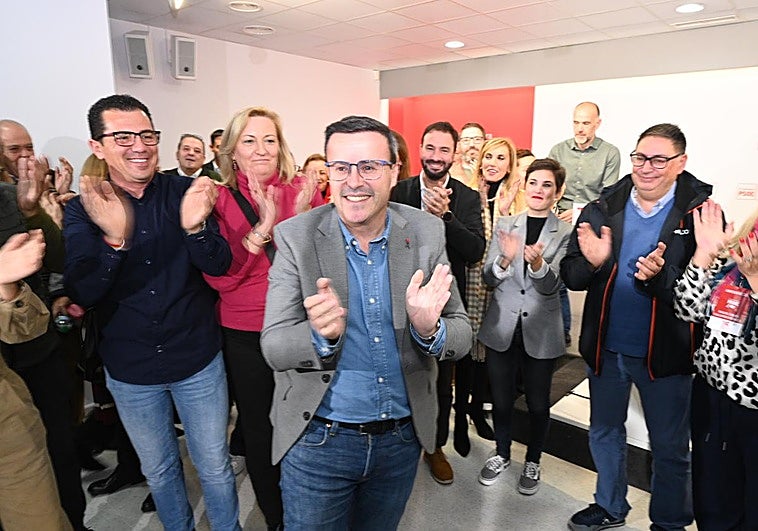 Miguel Ángel Gallardo celebra en la sede del PSOE extremeño en Mérida la victoria en las primarias.