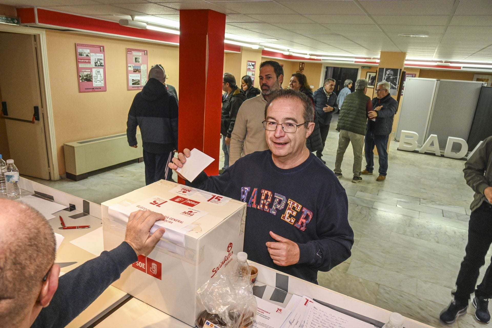 Los militantes del PSOE de Extremadura votan para elegir a su secretario general