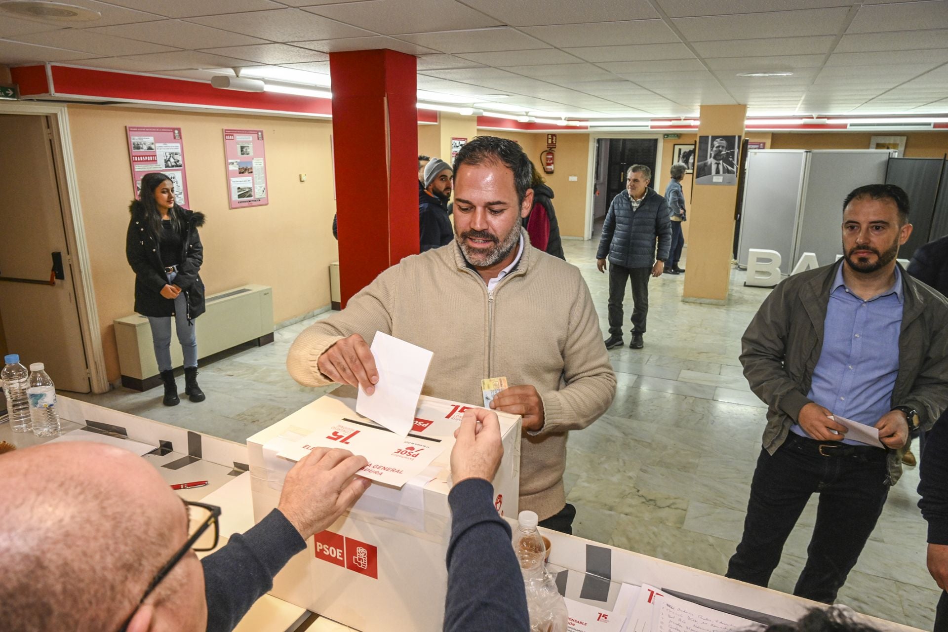 Los militantes del PSOE de Extremadura votan para elegir a su secretario general