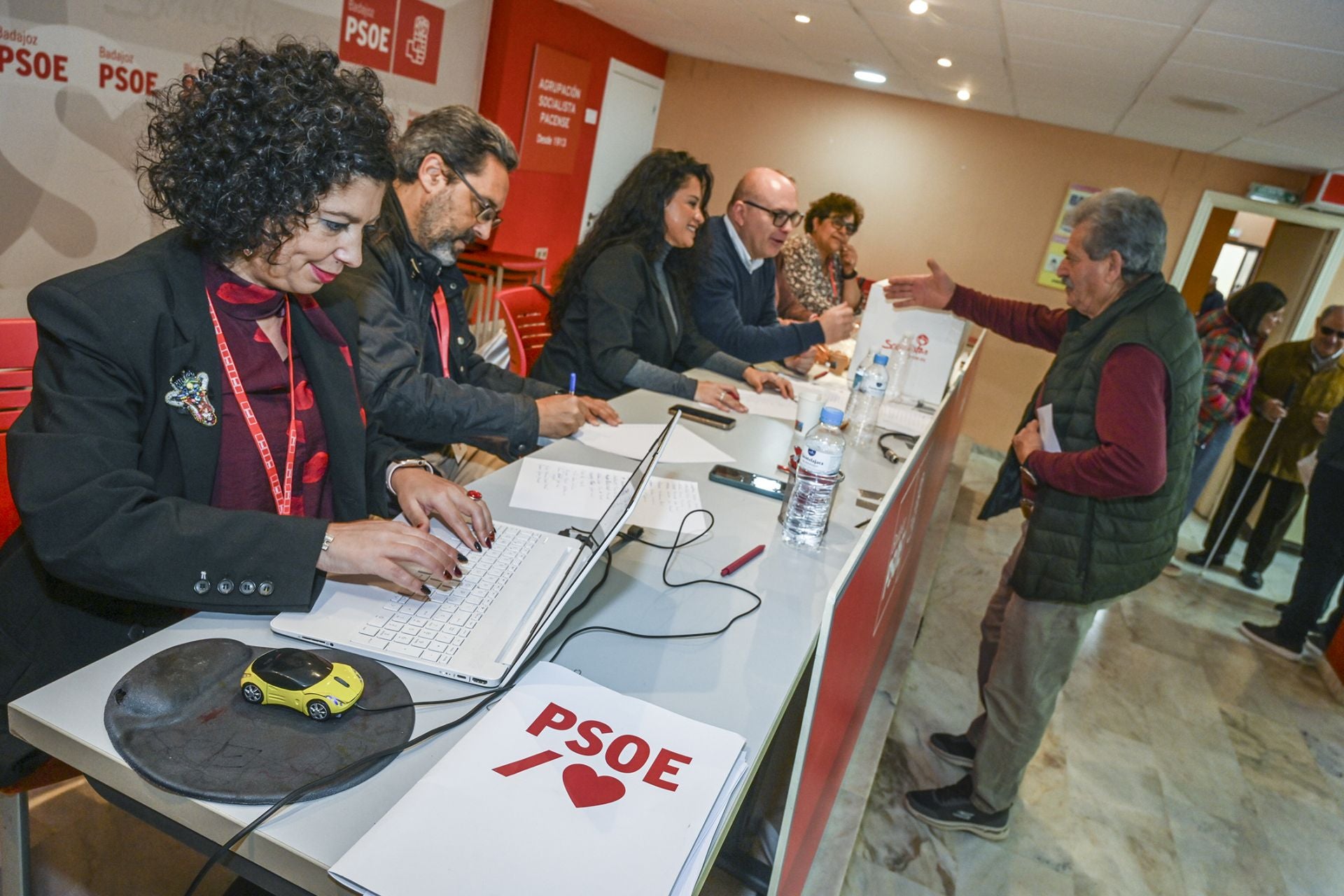 Los militantes del PSOE de Extremadura votan para elegir a su secretario general