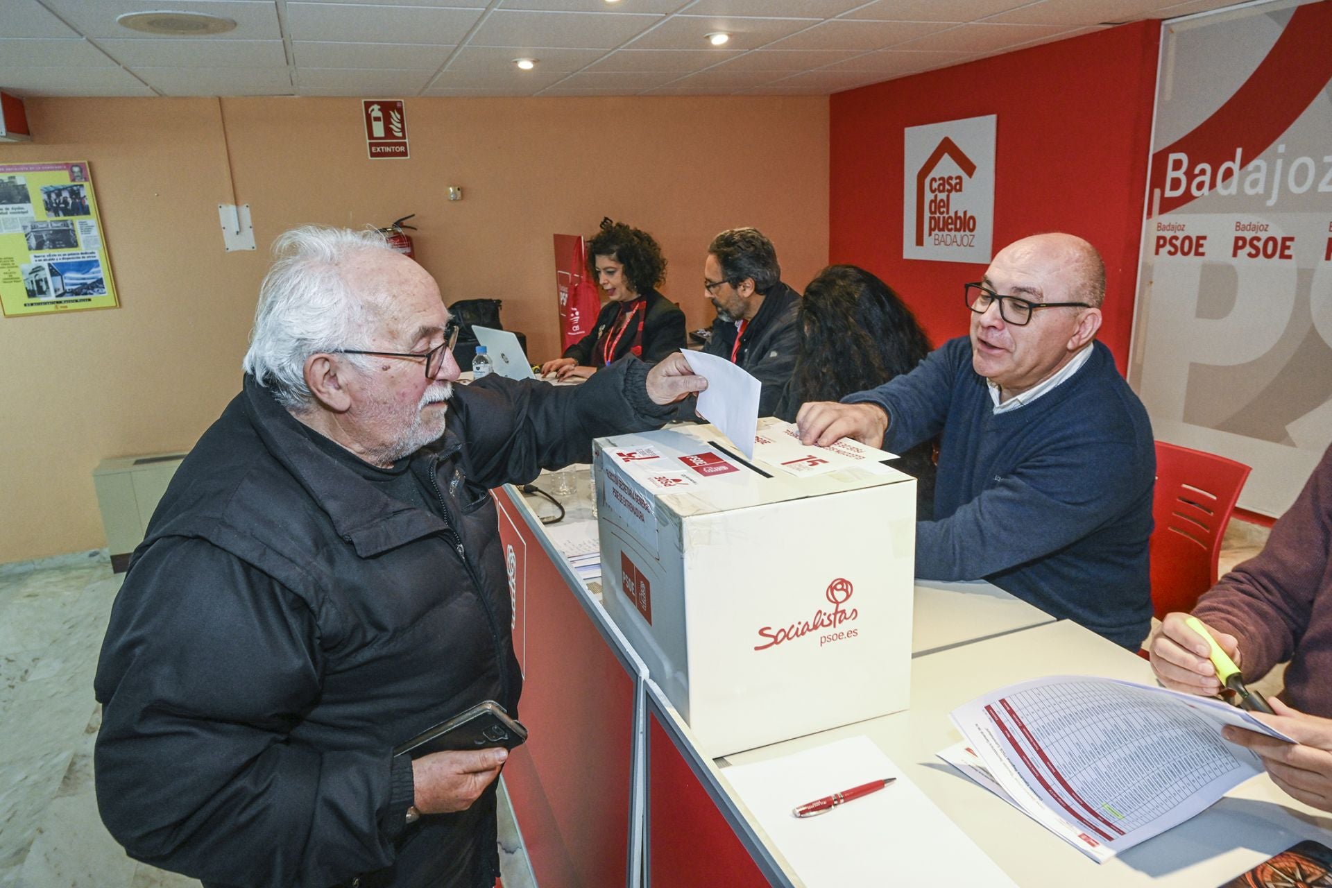 Los militantes del PSOE de Extremadura votan para elegir a su secretario general