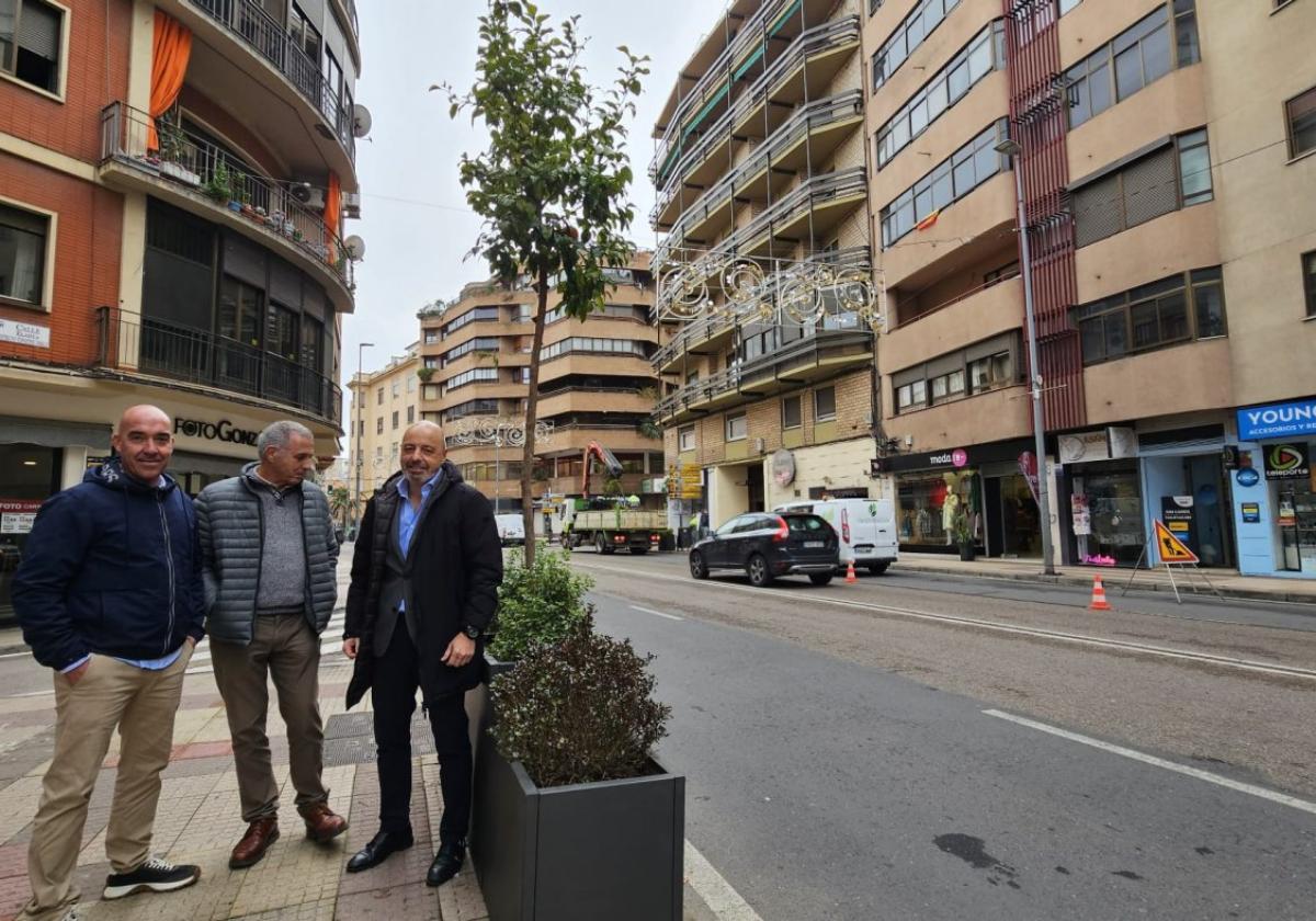 Pedro Muriel (derecha) junto a uno de los nuevos maceteros.