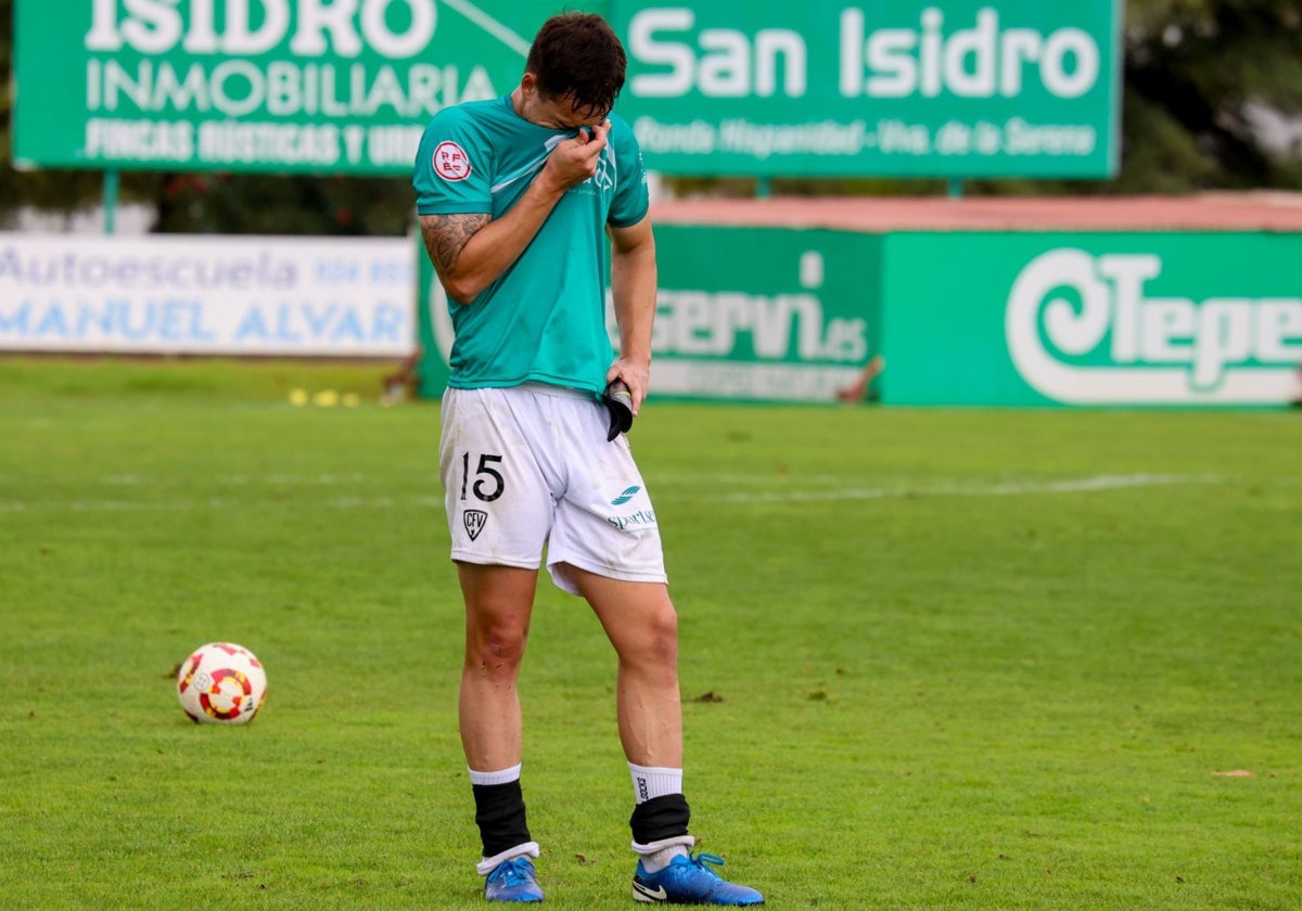 El jugador del Villanovense Sergi Brunet desolado.