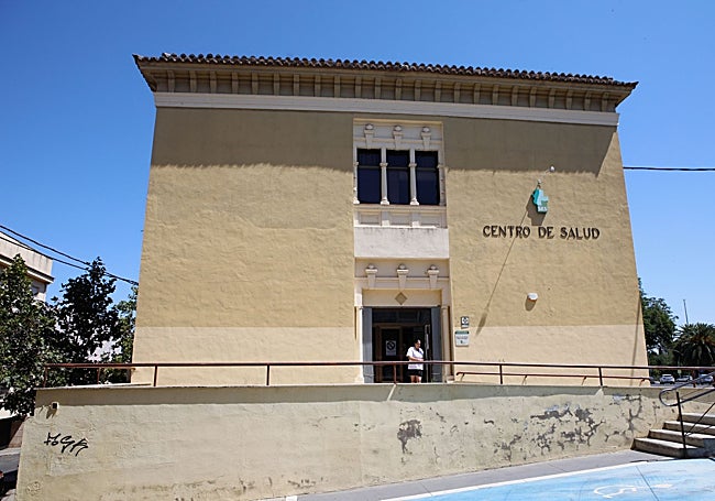 Una persona abandona el centro de salud Plaza de Argel.