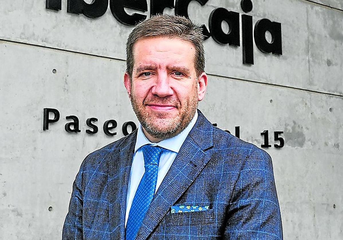 Roberto Ledesma ante el nuevo nombre del edificio.