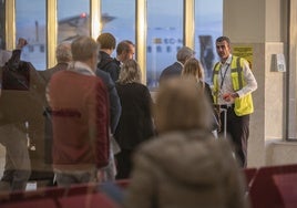 Pasajeros del aeropuerto de Badajoz a punto de embarcar en octubre pasado en un vuelo hacia Madrid.