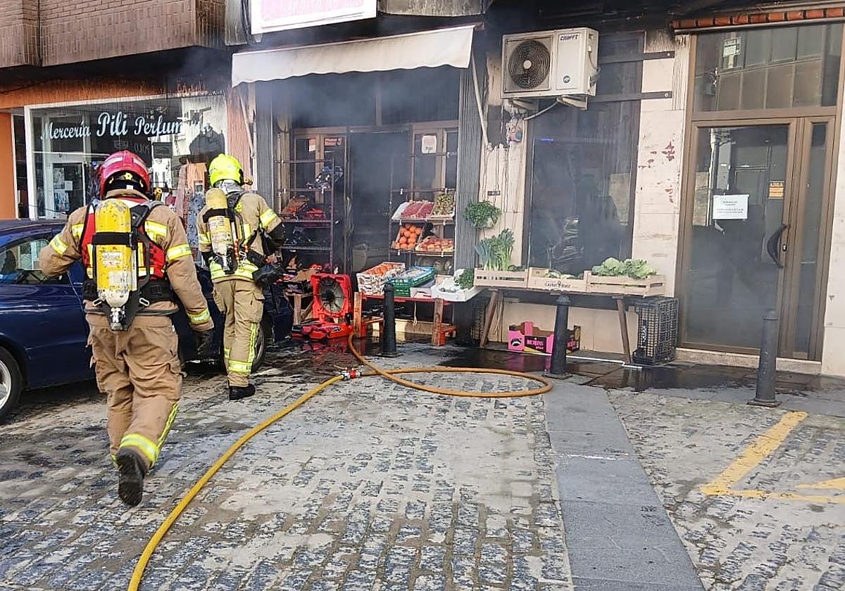Los bomberos del Sepei actuando en el incendio de Moraleja.