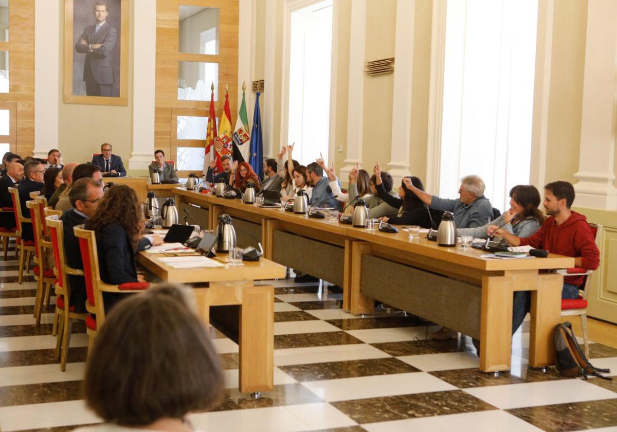 Una sesión plenaria del Ayuntamiento de Cáceres en esta legislatura.