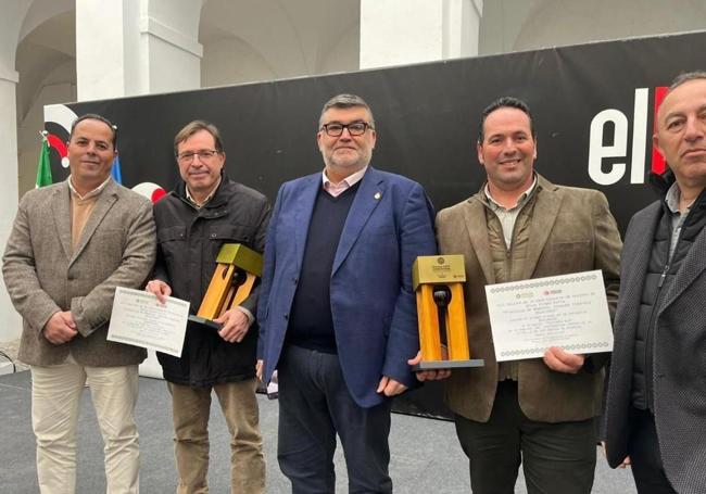 El alcalde de Los Santos de Maimona, Manuel Lavado, asistió al acto, junto a responsables de la Cooperativa La Estrella, ganadora en el certamen.