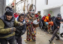 Jarramplas regresa a las calles de Piornal los días 19 y 20 de enero bajo una lluvia de nabos