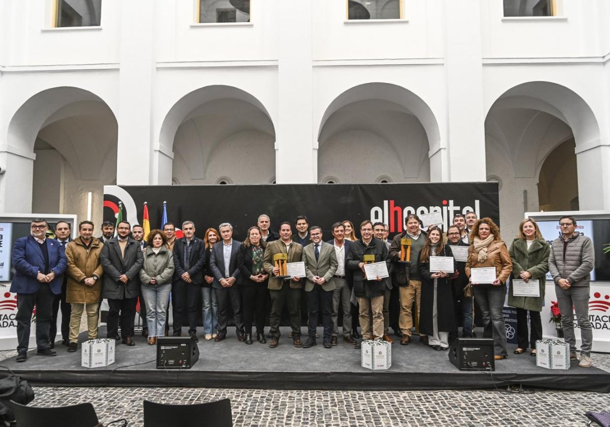 Foto de familia de los galardonados ayer en El Hospital-Centro Vivo.