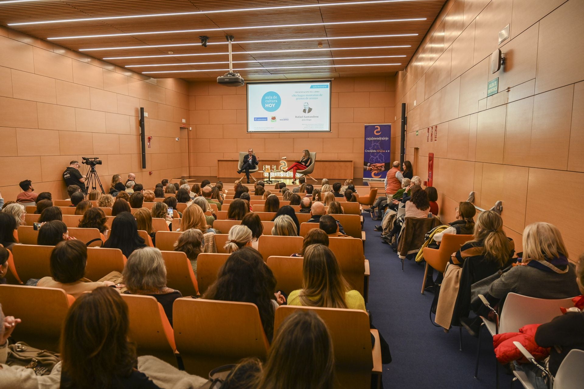 Rafael Santandreu llena en su conferencia en Aula de Cultura HOY