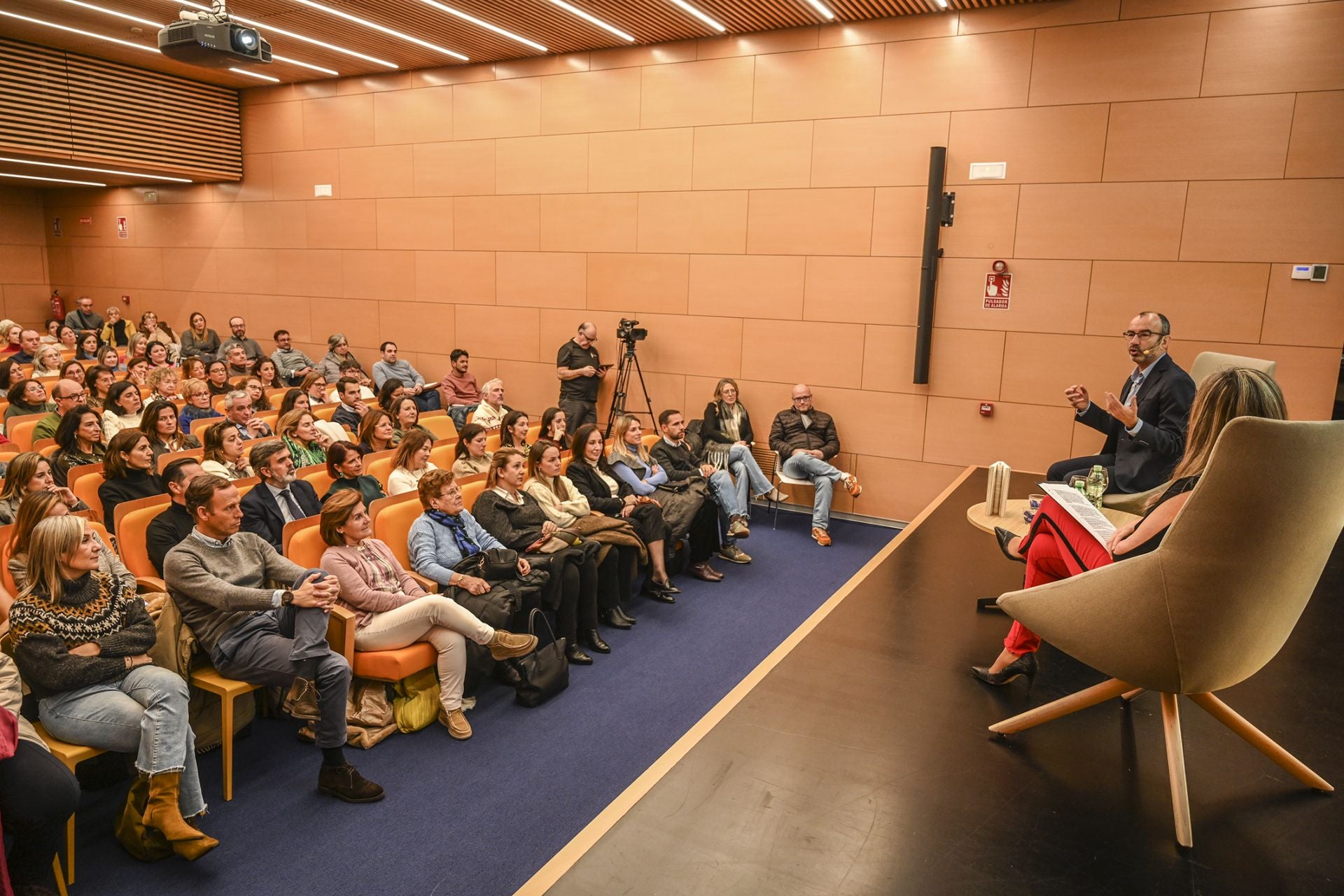 Rafael Santandreu llena en su conferencia en Aula de Cultura HOY