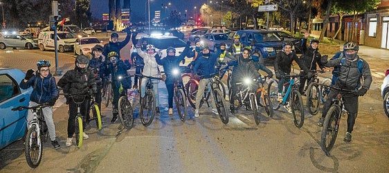 El grupo de alumnos que participa en el proyecto del bicibús junto a algunos profesores ayer en la avenida Santa Marina.