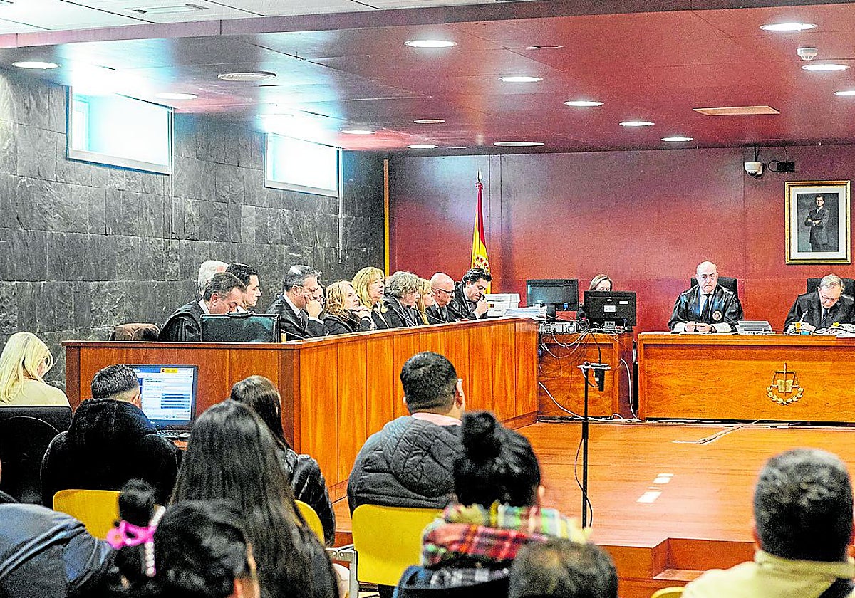 La Audiencia Provincial de Cáceres acogió ayer el macrojuicio por ciberestafas.