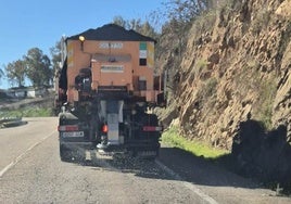 Camión de la Junta esparciendo sal cerca de Segura de León, en la comarca de Tentudía, al sur regional.