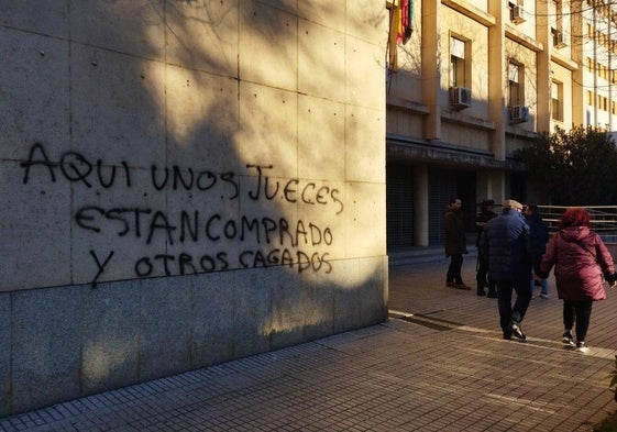 Pintada en la Audiencia de Badajoz: «Aquí unos jueces están comprados y otros cagados»