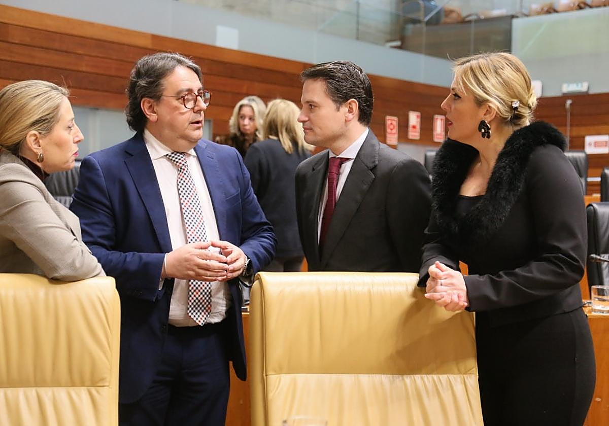 La presidenta Guardiola y los consejeros Bautista y Manzano con el socialista Vergeles antes del pleno.