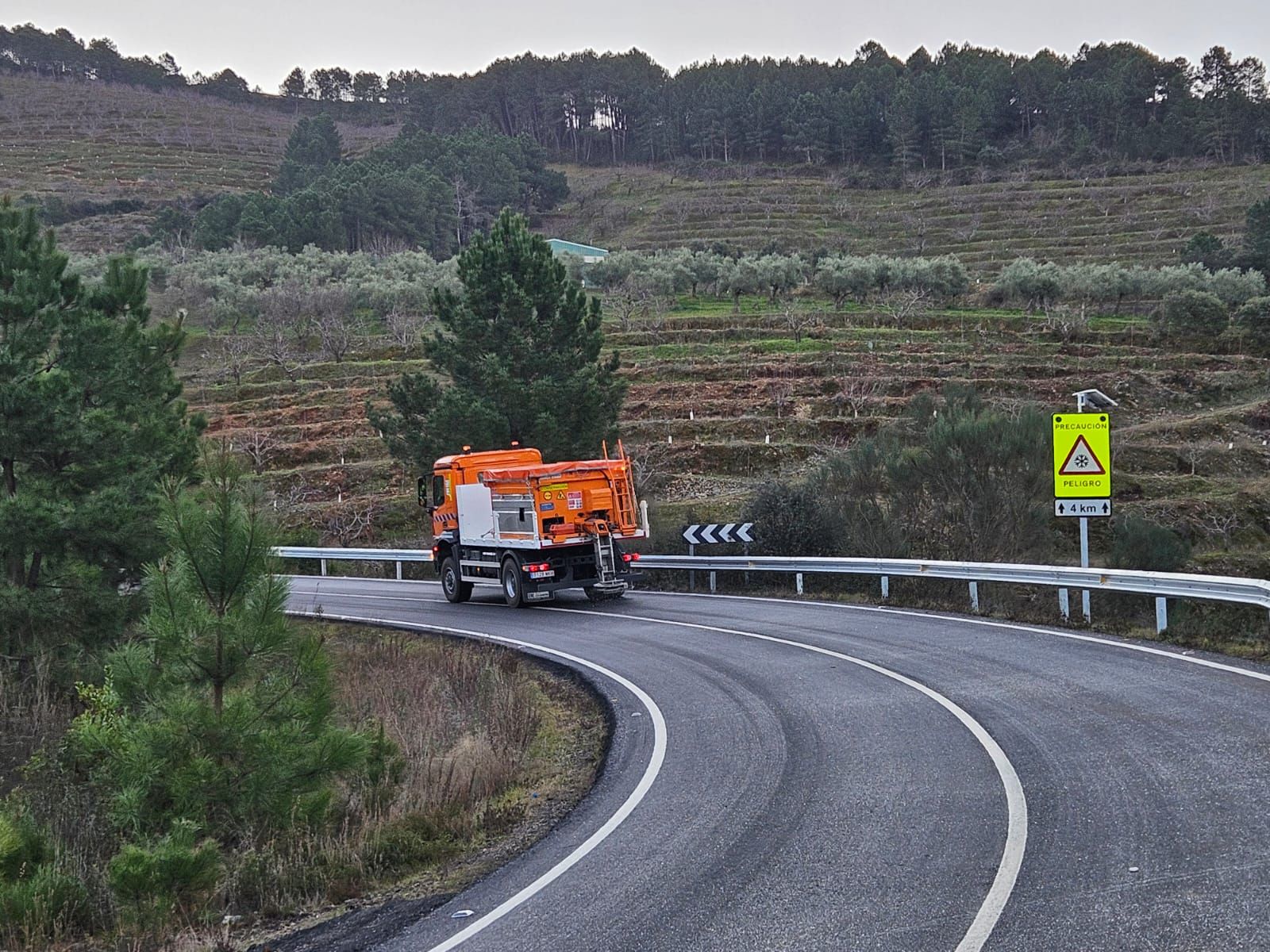 Fotos | Así se limpian las carreteras extremeñas para evitar placas de hielo