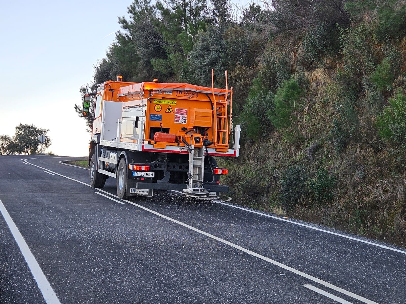 Fotos | Así se limpian las carreteras extremeñas para evitar placas de hielo