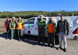 Algunos integrantes del retén de la Montaña, ayer, con el director de Prevención de Incendios, a la derecha.