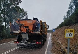 Camión de la Junta de Extremadura esparciendo sal.