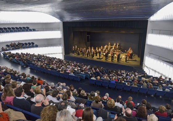 La Orquesta de Extremadura ofrece un concierto en el Palacio de Congresos de Badajoz.