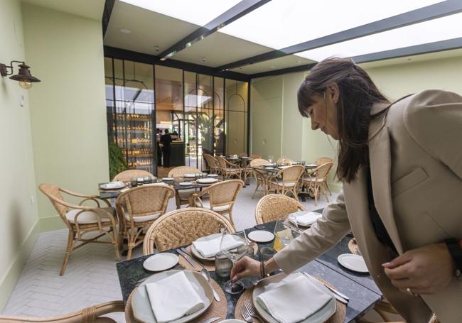 Aleksandra Nestorova montando una mesa de la zona gastro, dedicada únicamente a los menús degustación. Esta sumiller ha elaborado una bodega diversa, con unas 70 referencias, y también ofrece maridaje.