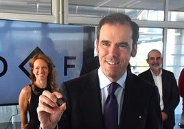 Presentación de un diamante sintético fabricado en Trujillo.