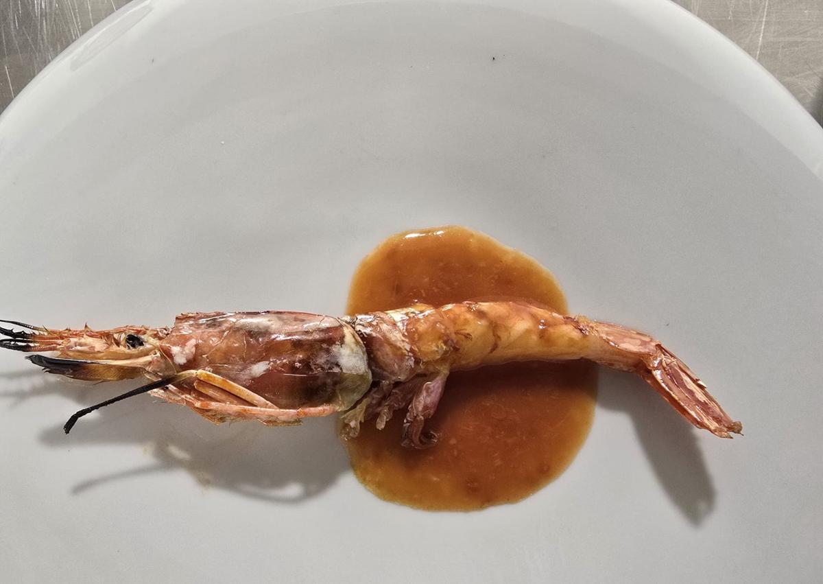 Imagen secundaria 1 - Bacalao salado, caviar de esturión e hinojo; gambón al horno de brasas y galanga, y cabrito, brioche y chocolate picante son algunos de los pases del recién estrenado menú degustación.