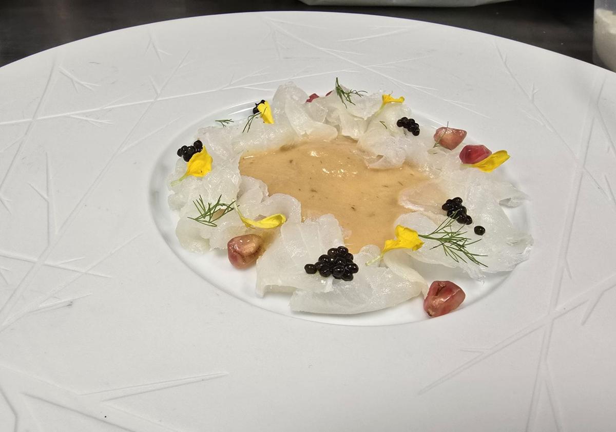 Imagen principal - Bacalao salado, caviar de esturión e hinojo; gambón al horno de brasas y galanga, y cabrito, brioche y chocolate picante son algunos de los pases del recién estrenado menú degustación.