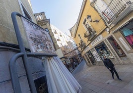 Cartel deteriorado al bajar de Alzapiernas, en la confluencia de la calle Moret con la plaza de la Concepción. Indicaba a los turistas cómo llegar hasta la Plaza Mayor.