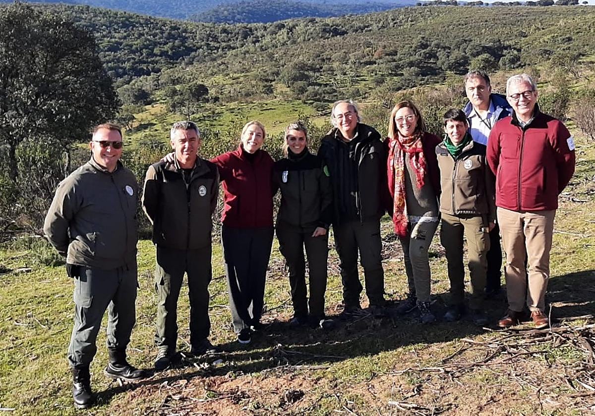 La presidenta de la Junta, María Guardiola, y la consejera de Agricultura, Ganadería y Desarrollo Sostenible, Mercedes Morán, junto a agentes del medio natural, este viernes en Monfragüe.