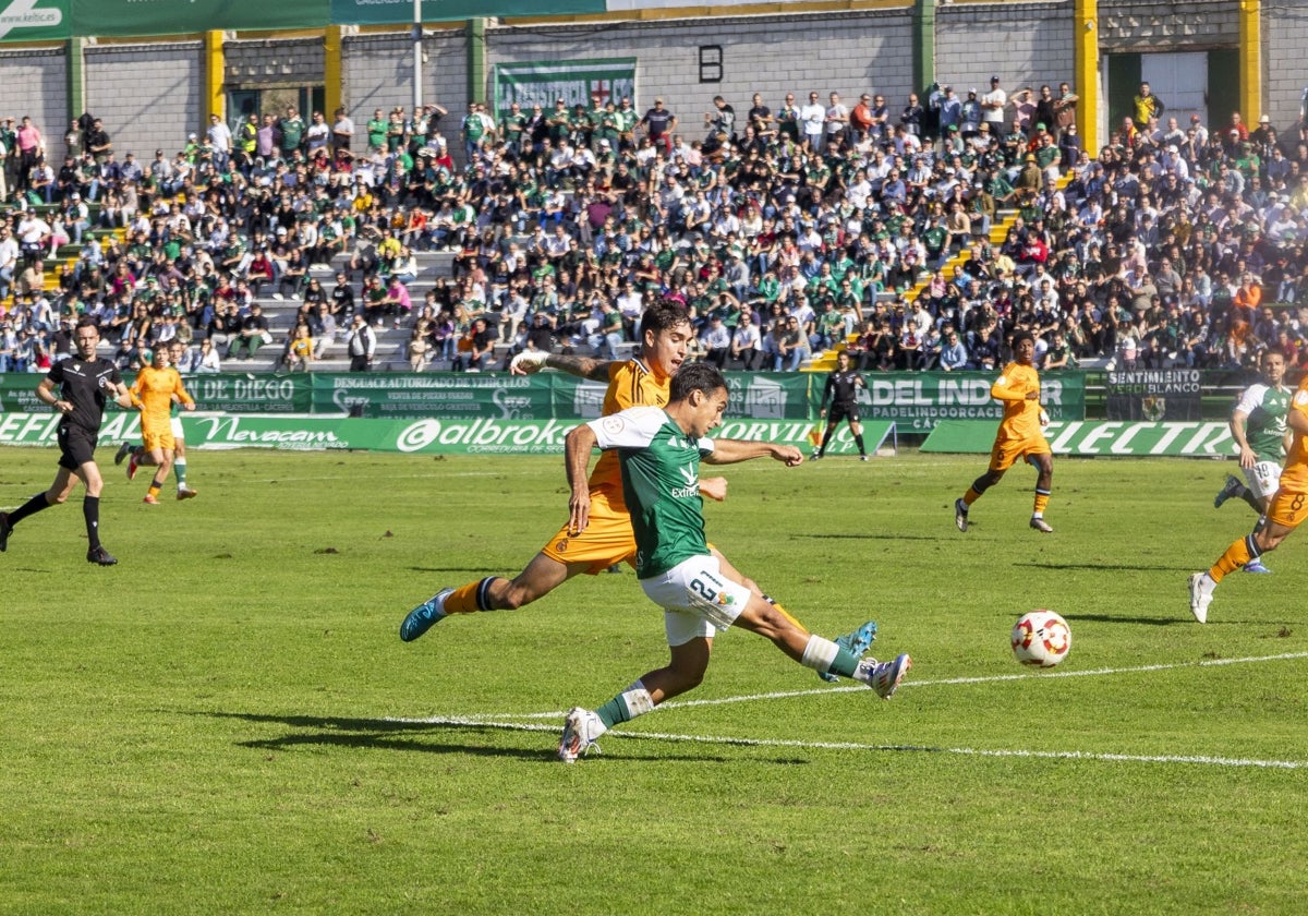 El Cacereño regresa al calor de su afición en el Príncipe Felipe.