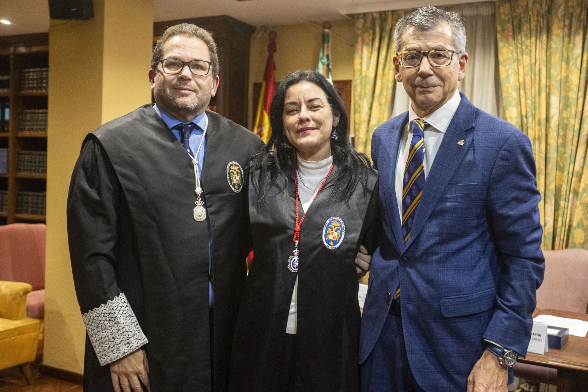 El decano del Colegio de Abogados de Cáceres, Carlos Alberto Montero Juanes, la secretaria del organismo colegial, Laura Martín Mangas, y el fiscal superior de Extremadura, Aurelio Blanco. 