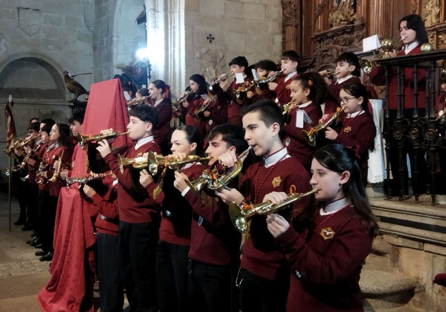 Banda infantil del Santísimo Cristo del Humilladero durante el acto de presentación del cartel de la Semana Santa de 2025.