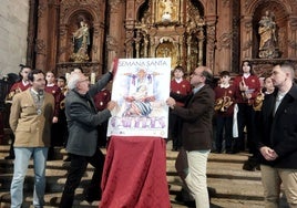 El presidente de la Unión de Cofradías, Santos Benítez, y el alcalde de Cáceres, Rafael Mateos, muestran el cartel oficial de la Semana de Cáceres en 2025.