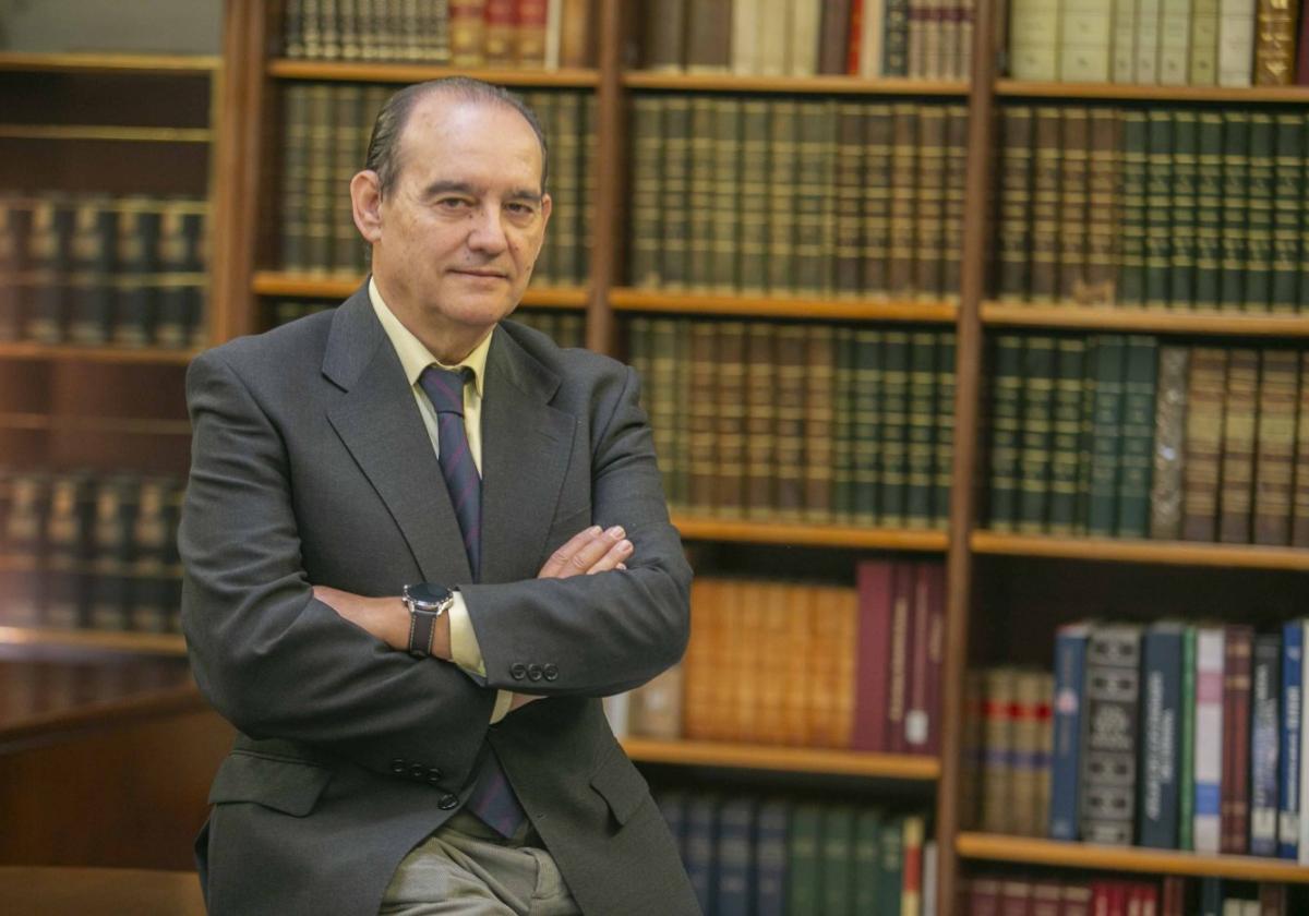 Aurelio Fernández, en la biblioteca de la Asamblea de Extremadura.