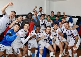 Los jugadores del Extremadura celebran el triunfo en Montijo.