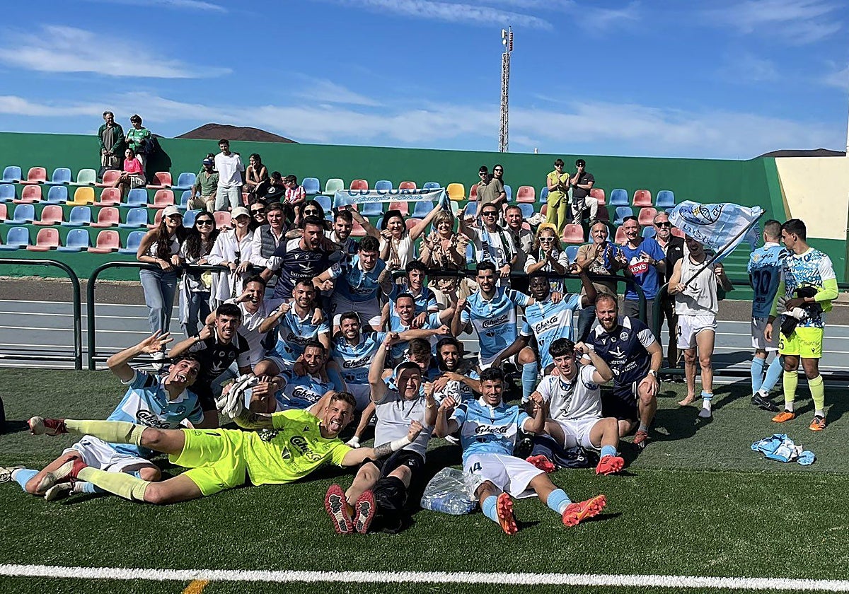 Los jugadores del Coria celebran la victoria con algunos aficionados presentes en Yaiza.