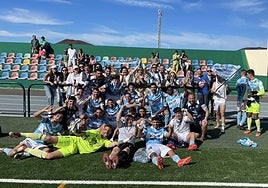 Los jugadores del Coria celebran la victoria con algunos aficionados presentes en Yaiza.